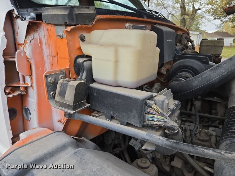 image for item EE8697 2000 Chevrolet  C7500 bucket truck