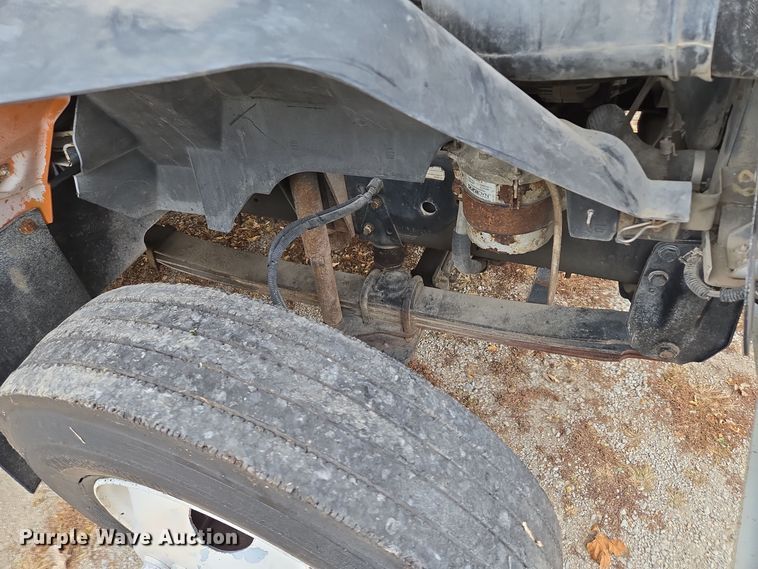 image for item EE8697 2000 Chevrolet  C7500 bucket truck