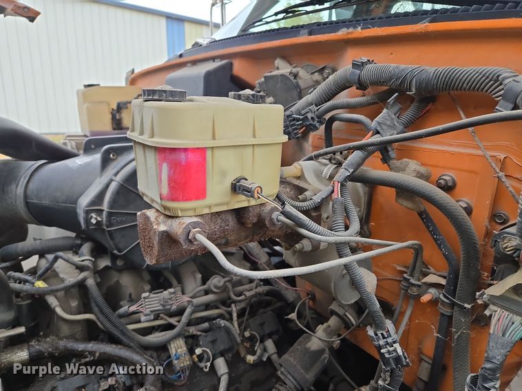 image for item EE8697 2000 Chevrolet  C7500 bucket truck