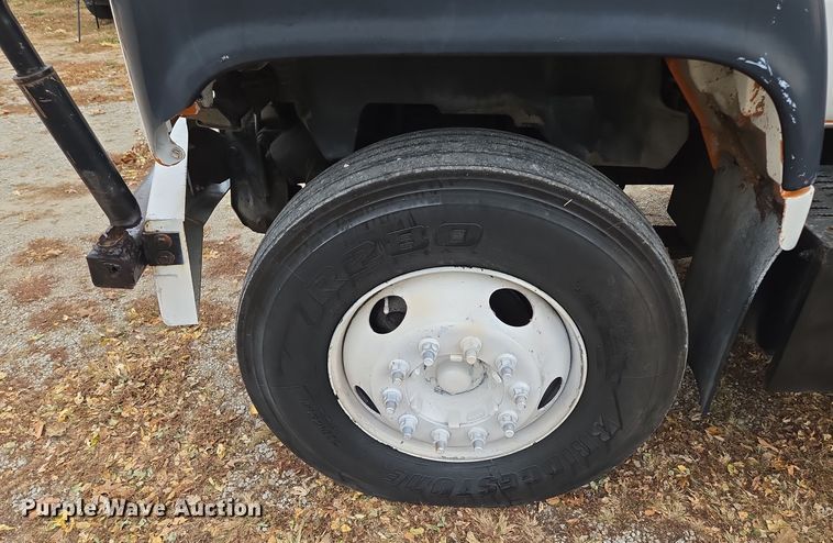 image for item EE8697 2000 Chevrolet  C7500 bucket truck