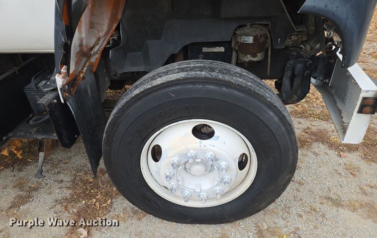 image for item EE8697 2000 Chevrolet  C7500 bucket truck