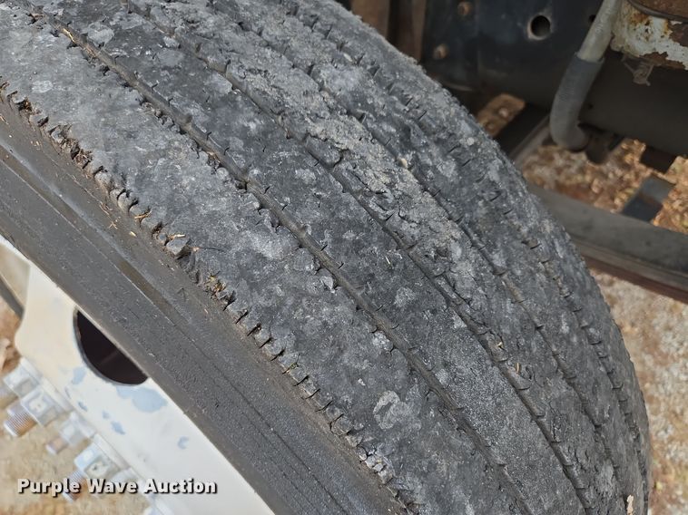 image for item EE8697 2000 Chevrolet  C7500 bucket truck