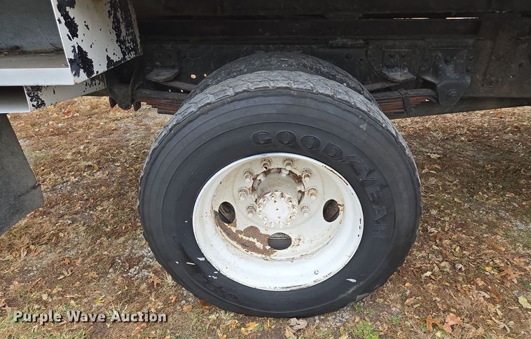 image for item EE8697 2000 Chevrolet  C7500 bucket truck