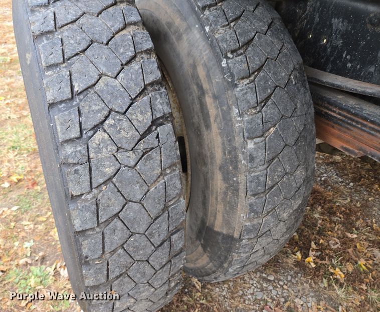 image for item EE8697 2000 Chevrolet  C7500 bucket truck