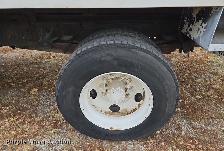 image for item EE8697 2000 Chevrolet  C7500 bucket truck