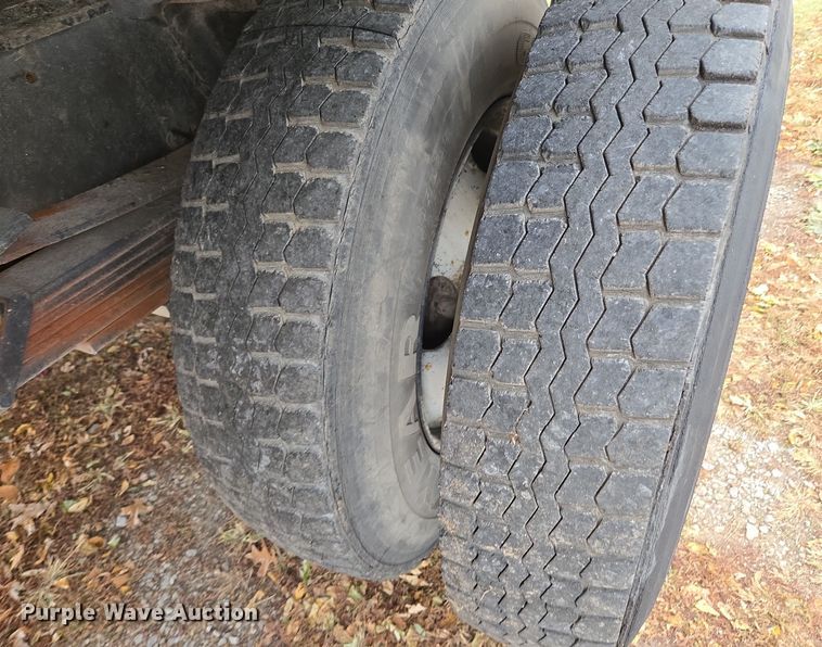 image for item EE8697 2000 Chevrolet  C7500 bucket truck