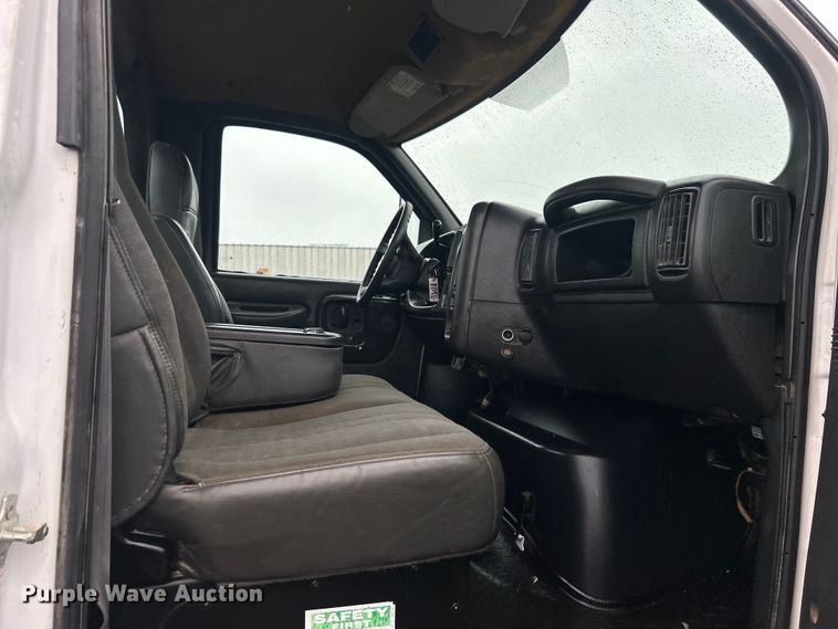 image for item EG1435 2008 Chevrolet  C6500 truck cab and chassis