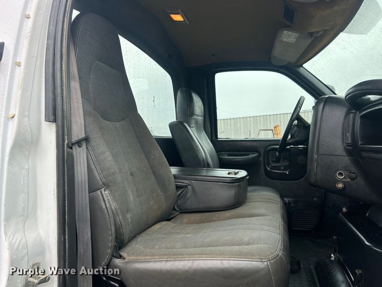 image for item EG1435 2008 Chevrolet  C6500 truck cab and chassis