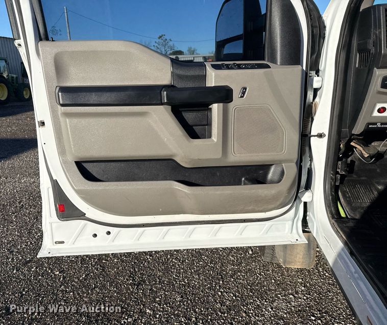 image for item EG2198 2018 Ford F550 SuperCab truck cab and chassis