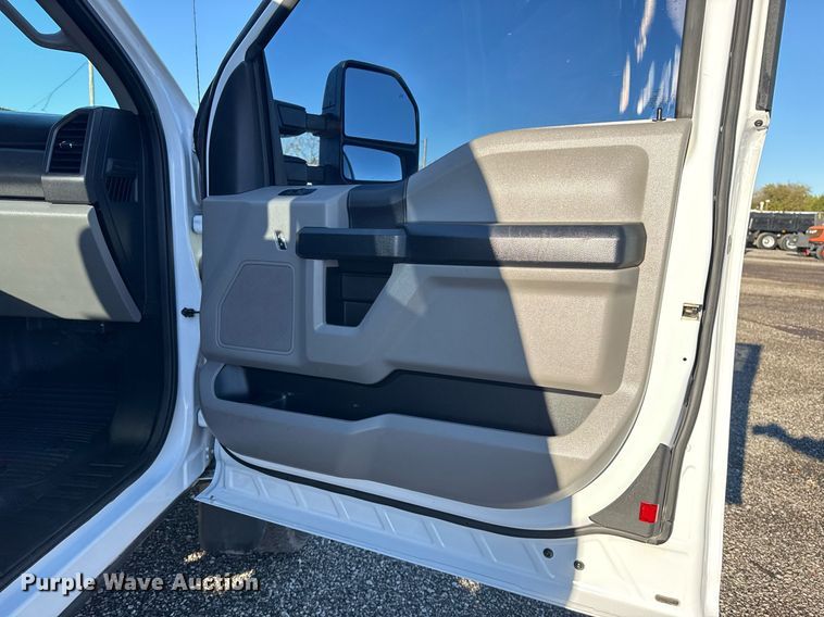 image for item EG2198 2018 Ford F550 SuperCab truck cab and chassis