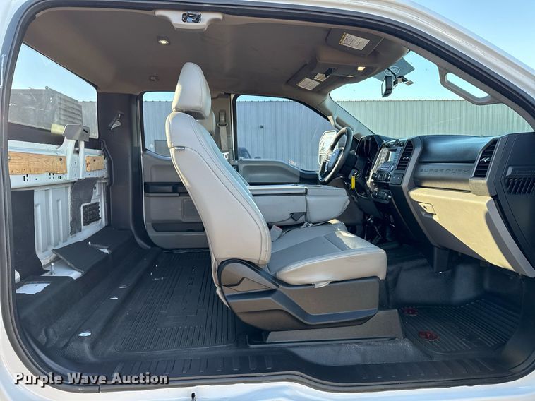 image for item EG2198 2018 Ford F550 SuperCab truck cab and chassis