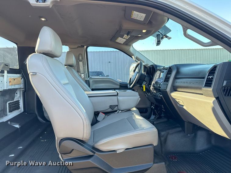 image for item EG2198 2018 Ford F550 SuperCab truck cab and chassis