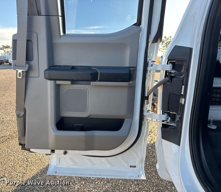 image for item EG2198 2018 Ford F550 SuperCab truck cab and chassis