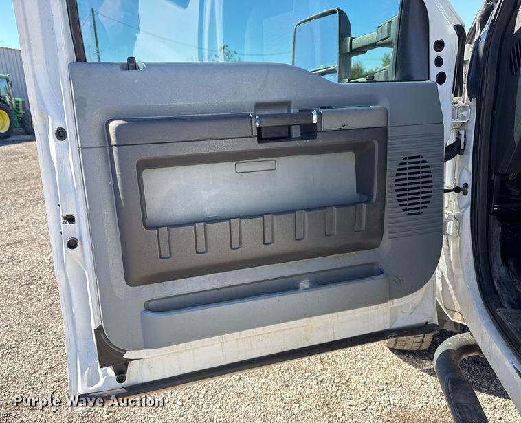 image for item EG2210 2011 Ford F550 Super Duty SuperCab truck cab and chassis