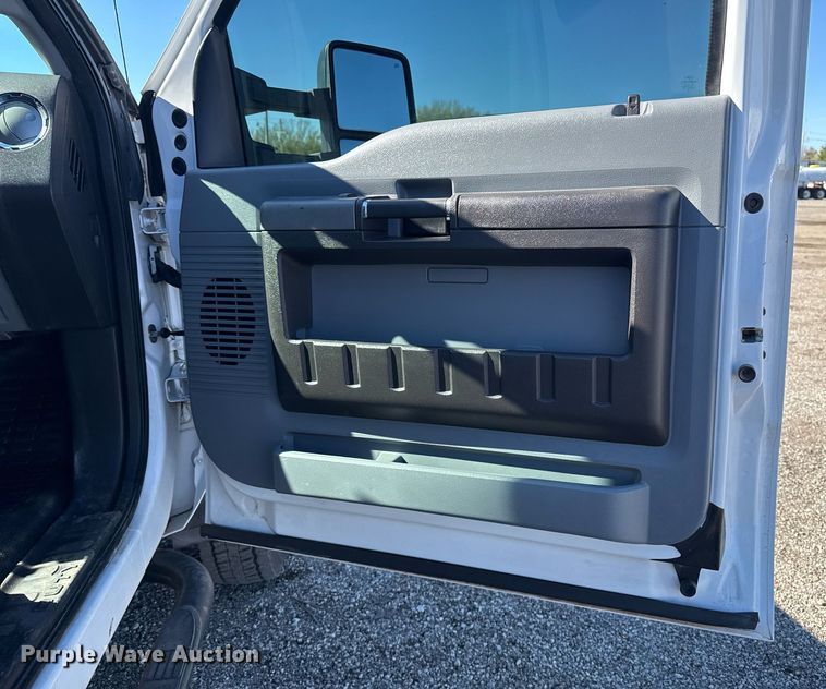 image for item EG2210 2011 Ford F550 Super Duty SuperCab truck cab and chassis