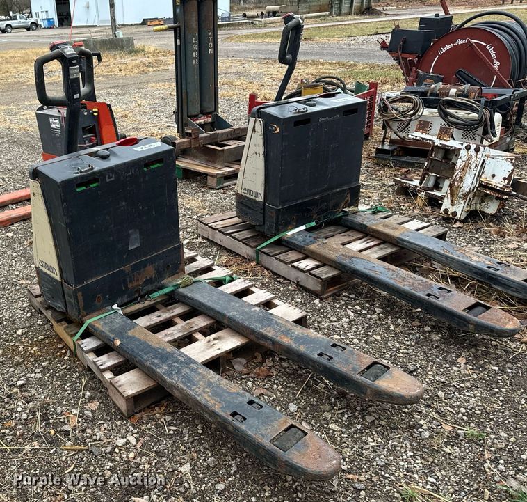 image for item EG6863 (3) pallet jacks