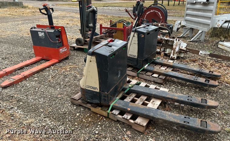 image for item EG6863 (3) pallet jacks