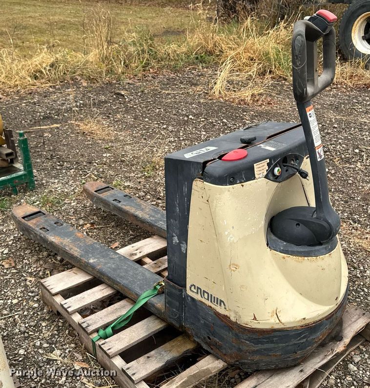 image for item EG6863 (3) pallet jacks