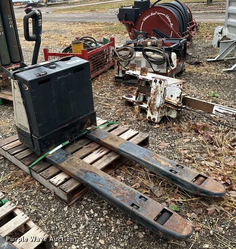 image for item EG6863 (3) pallet jacks