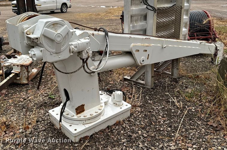 image for item EG6869 Service truck crane