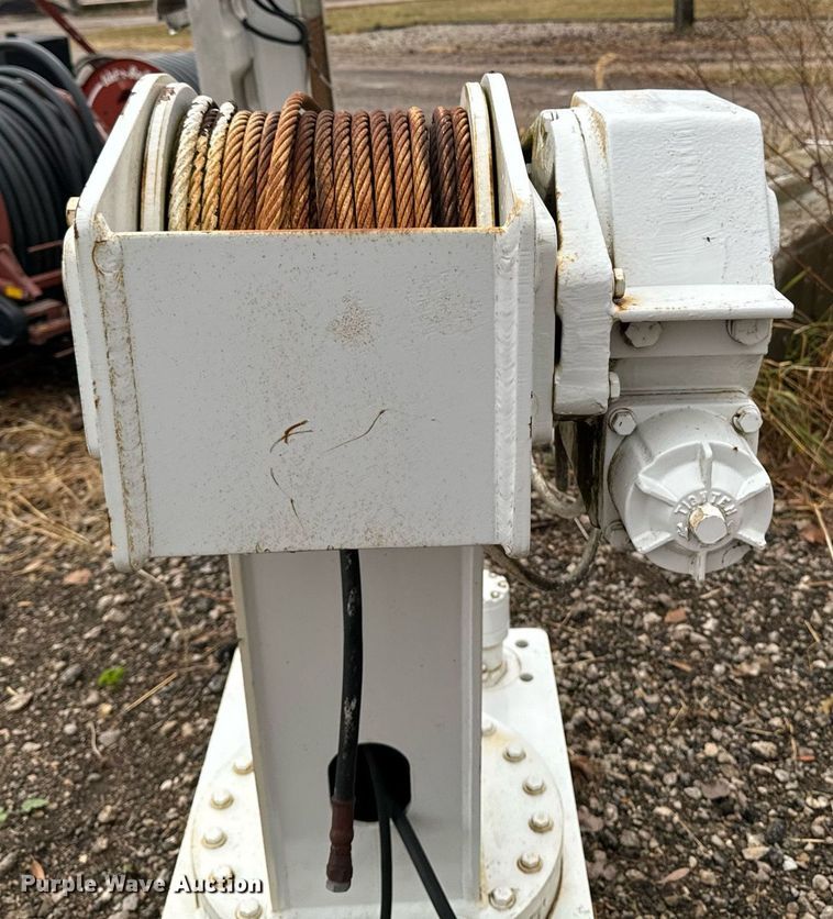 image for item EG6869 Service truck crane