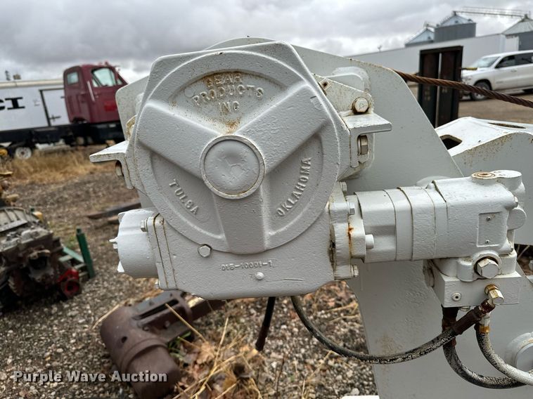 image for item EG6869 Service truck crane