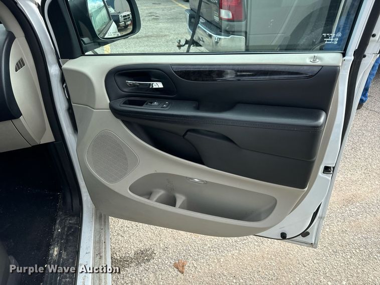 image for item EH7244 2016 Dodge Grand Caravan SXT van
