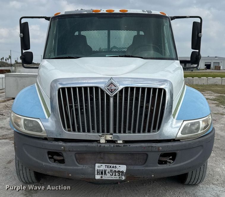 image for item EJ3175 2002 International MA025 flatbed truck