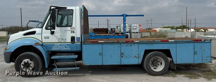 image for item EJ3175 2002 International MA025 flatbed truck