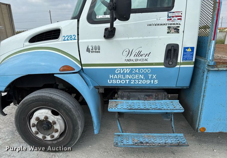 image for item EJ3175 2002 International MA025 flatbed truck