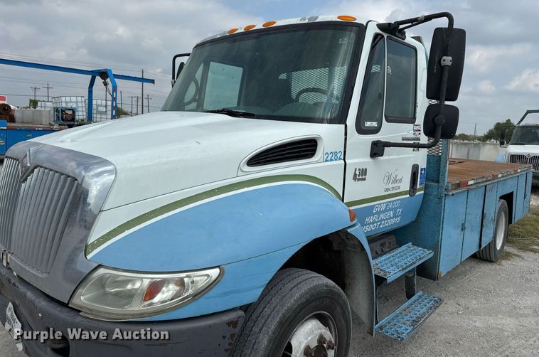 image for item EJ3175 2002 International MA025 flatbed truck