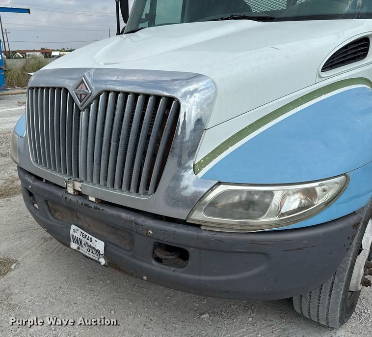 image for item EJ3175 2002 International MA025 flatbed truck