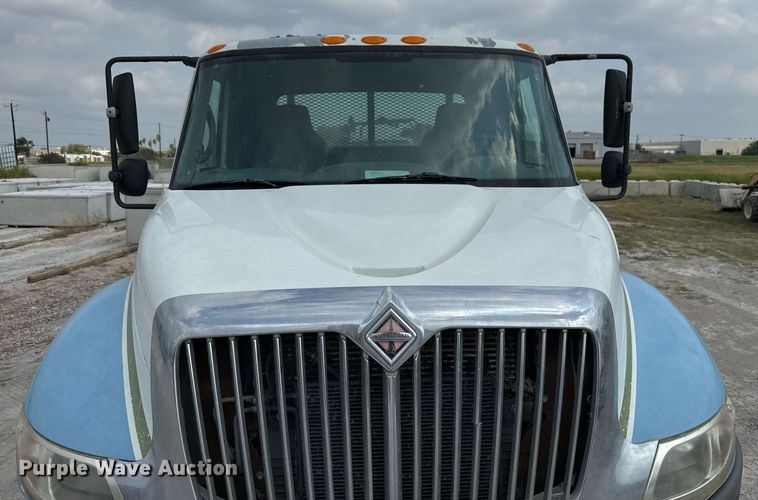 image for item EJ3175 2002 International MA025 flatbed truck