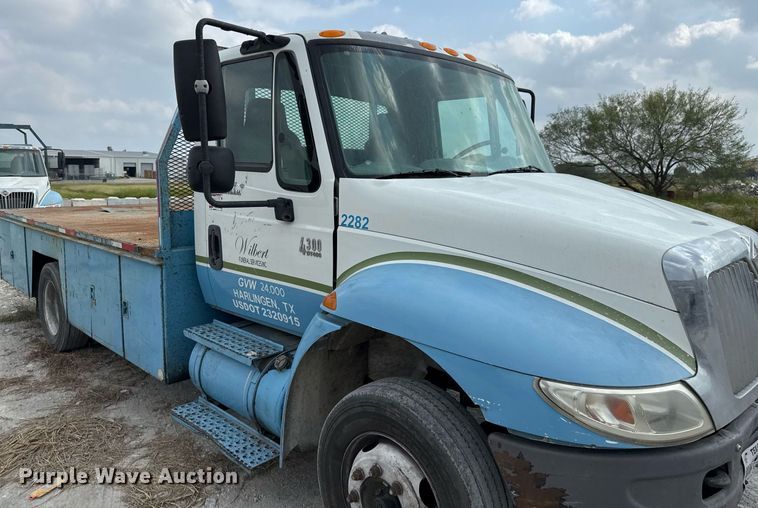 image for item EJ3175 2002 International MA025 flatbed truck