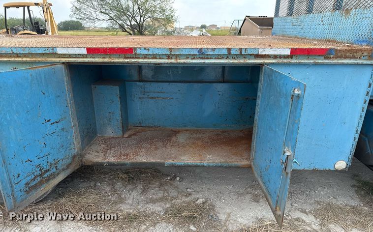 image for item EJ3175 2002 International MA025 flatbed truck