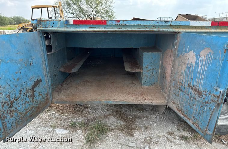 image for item EJ3175 2002 International MA025 flatbed truck