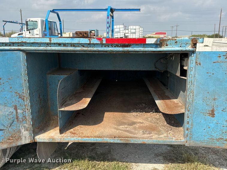 image for item EJ3175 2002 International MA025 flatbed truck