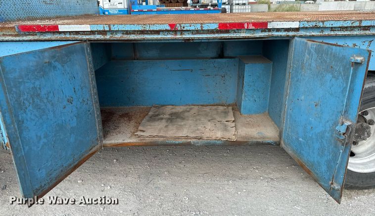 image for item EJ3175 2002 International MA025 flatbed truck