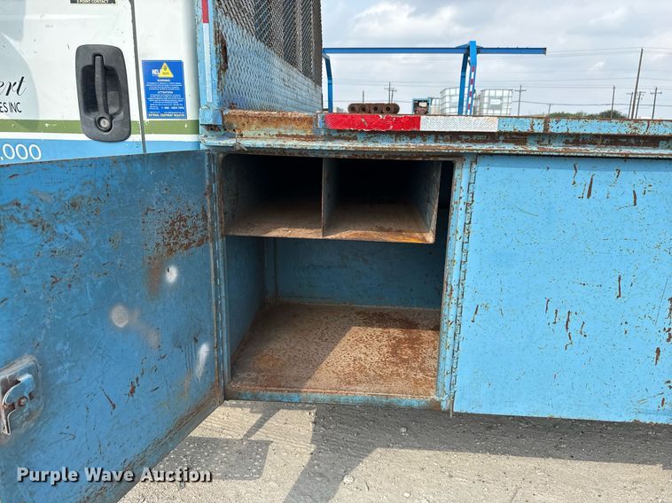 image for item EJ3175 2002 International MA025 flatbed truck