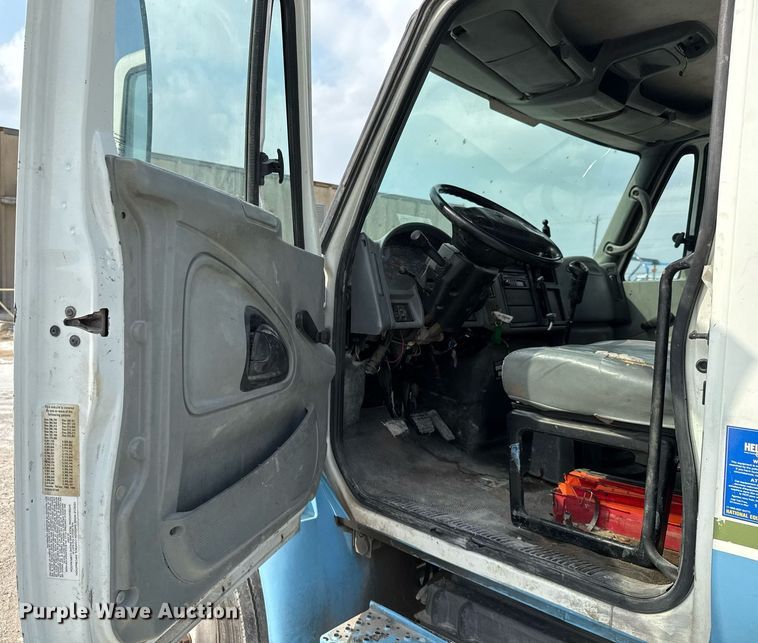 image for item EJ3175 2002 International MA025 flatbed truck