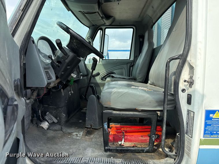 image for item EJ3175 2002 International MA025 flatbed truck