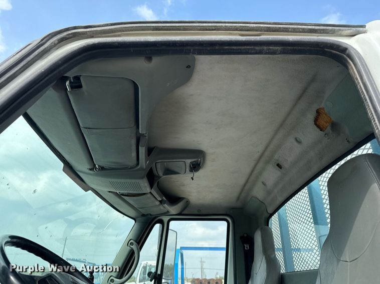 image for item EJ3175 2002 International MA025 flatbed truck