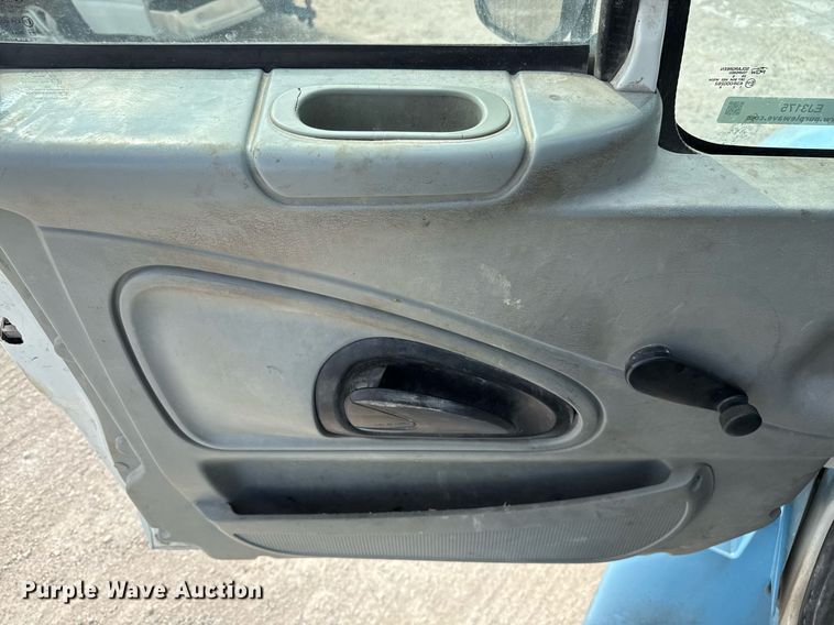 image for item EJ3175 2002 International MA025 flatbed truck