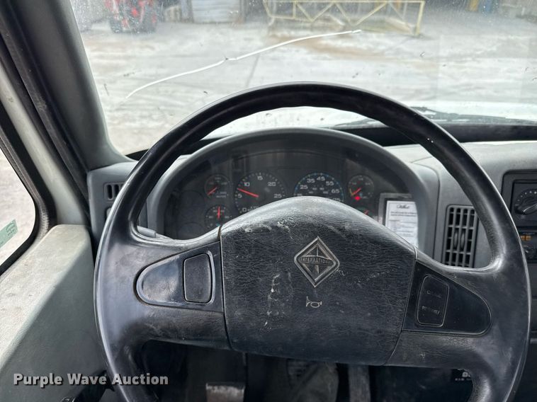 image for item EJ3175 2002 International MA025 flatbed truck