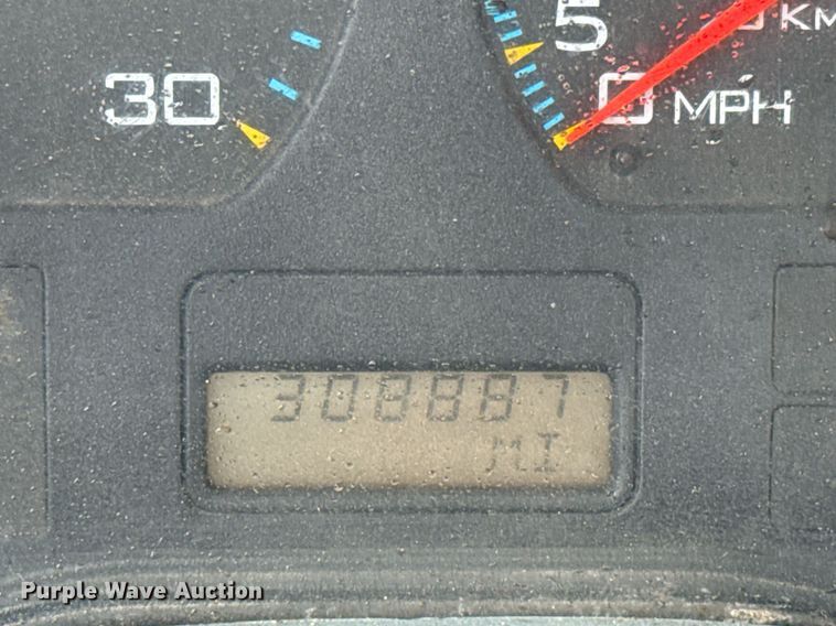 image for item EJ3175 2002 International MA025 flatbed truck