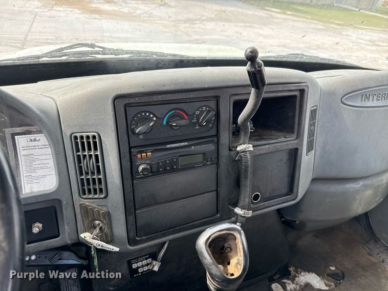 image for item EJ3175 2002 International MA025 flatbed truck