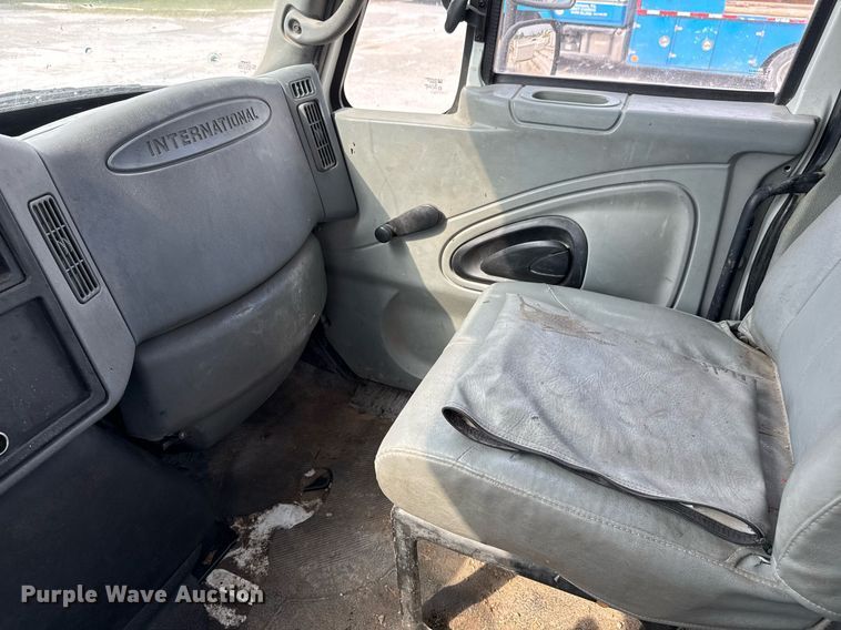 image for item EJ3175 2002 International MA025 flatbed truck