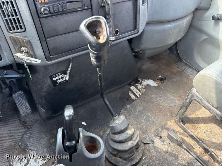 image for item EJ3175 2002 International MA025 flatbed truck