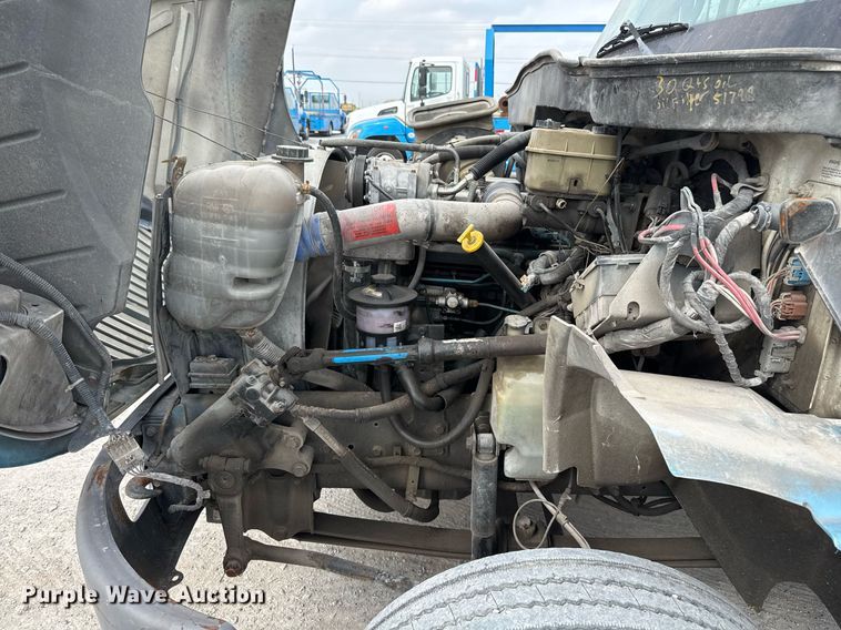 image for item EJ3175 2002 International MA025 flatbed truck