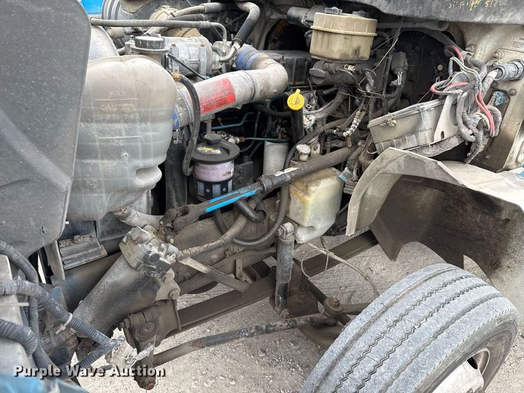 image for item EJ3175 2002 International MA025 flatbed truck